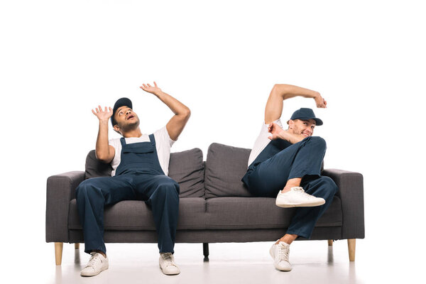 весь рост напуганные мультикультурные моверы сидят на диване и смотрят вверх, пока