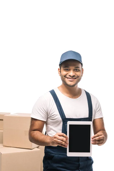 开开心心的印地安人搬运工 穿着工作服 手持数字平板电脑 在盒子旁边的空白屏幕上 白色隔离开 — 图库照片