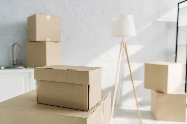 Kotak Karton Dekat Lampu Lantai Dengan Latar Belakang Kabur — Stok Foto