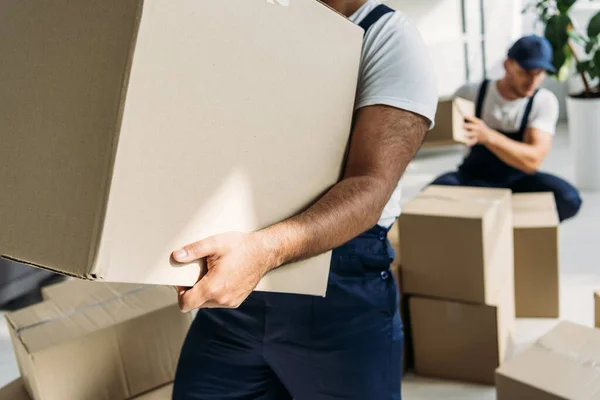 Cropped View Indian Mover Holding Carton Box Coworker Blurred Background — Stock Photo, Image