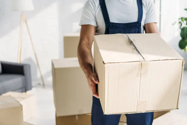 Vista Parcial Mover Caixa Cartão Uniforme Segurando Apartamento — Fotografia de Stock