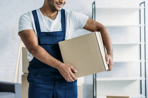 Vista Recortada Mensajero Indio Alegre Uniforme Caja Espera Apartamento — Foto de Stock