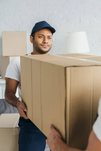 Indian Mover Uniform Cap Carrying Huge Carton Box Colleague Blurred — Stock Photo, Image