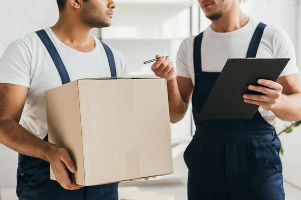 Vue Recadrée Déménageurs Multiculturels Tenant Des Boîtes Dans Appartement — Photo