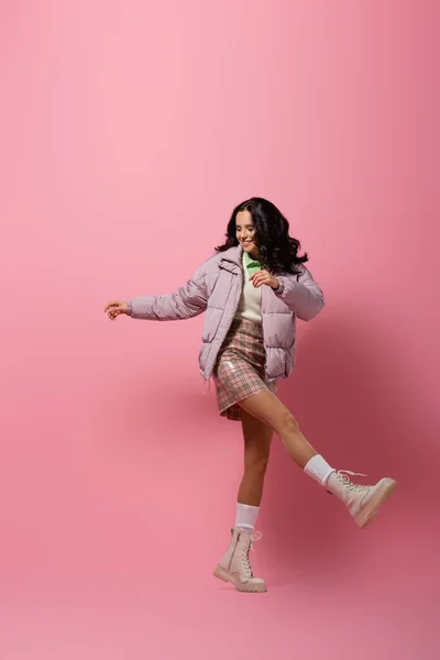 Jovem Morena Feliz Roupa Inverno Elegante Fundo Rosa — Fotografia de Stock