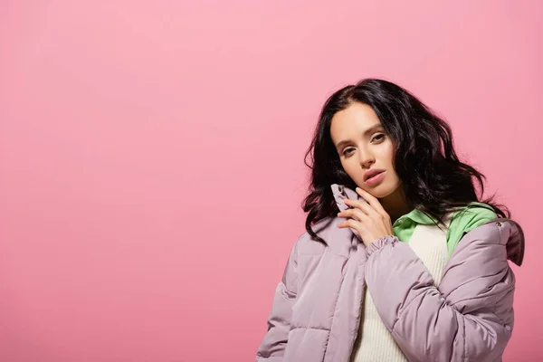 Morena Mujer Joven Traje Invierno Sobre Fondo Rosa — Foto de Stock