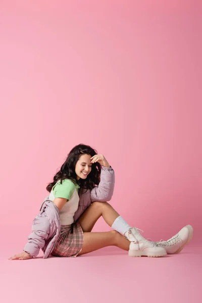 Gelukkig Brunette Jonge Vrouw Stijlvolle Winter Outfit Poseren Vloer Roze — Stockfoto