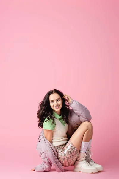Щаслива Брюнетка Молода Жінка Стильному Зимовому Вбранні Позує Підлозі Рожевому — стокове фото