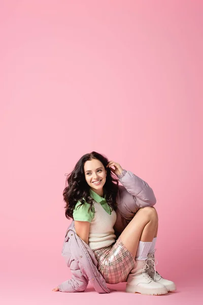 Happy Brunette Young Woman Stylish Winter Outfit Posing Floor Pink — Stock Photo, Image