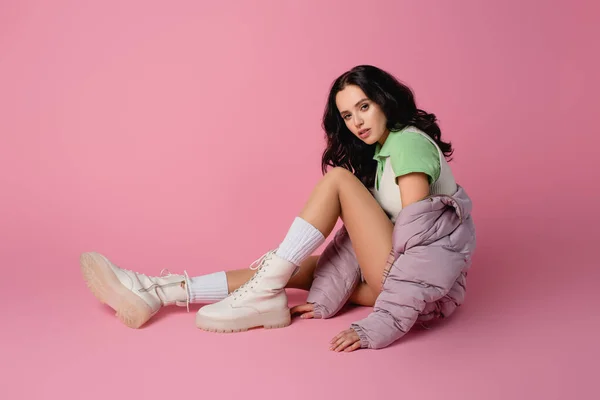 Side View Brunette Young Woman Winter Outfit Posing Floor Pink — Stock Photo, Image