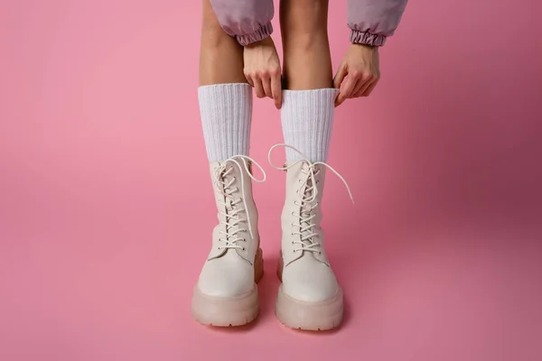 Bijgesneden Weergave Van Vrouwelijke Benen Laarzen Sokken Roze Achtergrond — Stockfoto