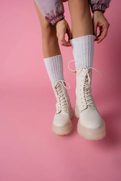 Bijgesneden Weergave Van Vrouwelijke Benen Laarzen Sokken Roze Achtergrond — Stockfoto