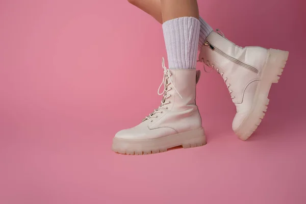 Oříznutý Pohled Ženské Nohy Botách Ponožkách Růžovém Pozadí — Stock fotografie
