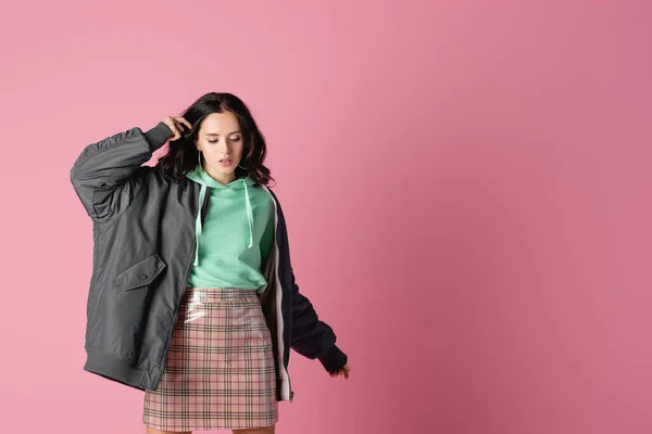 Smiling Brunette Young Woman Casual Winter Outfit Posing Pink Background — Stock Photo, Image