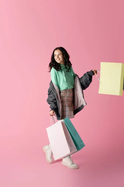 Kış Kıyafetleri Içinde Pembe Arka Planda Alışveriş Çantaları Olan Mutlu — Stok fotoğraf