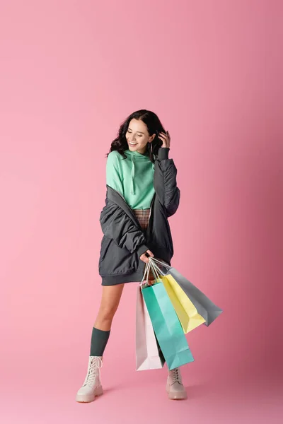 Lächelnde Brünette Junge Frau Lässigen Winteroutfit Mit Einkaufstaschen Auf Rosa — Stockfoto