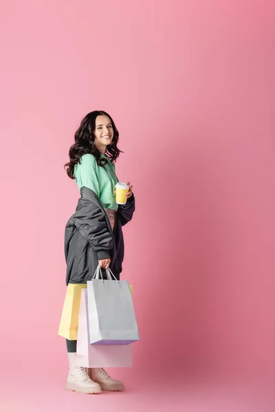 Sonriente Morena Joven Traje Casual Invierno Con Bolsas Compras Café — Foto de Stock