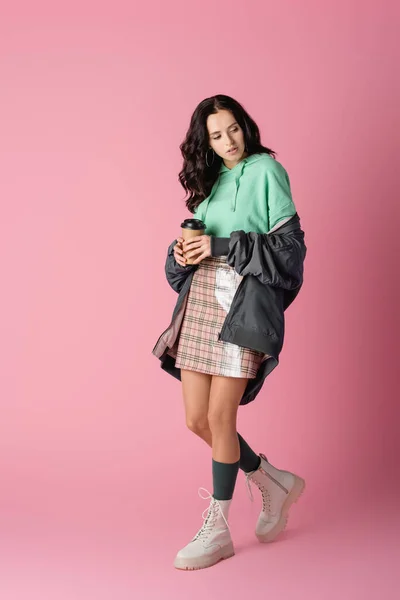 Jovem Morena Roupa Inverno Casual Com Copo Papel Fundo Rosa — Fotografia de Stock