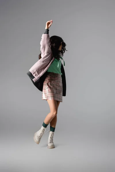Brunette Jonge Vrouw Stijlvolle Winter Outfit Poseren Grijze Achtergrond — Stockfoto