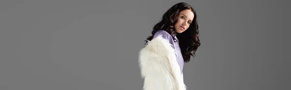 Brunette Young Woman Stylish White Faux Fur Jacket Posing Grey — ストック写真