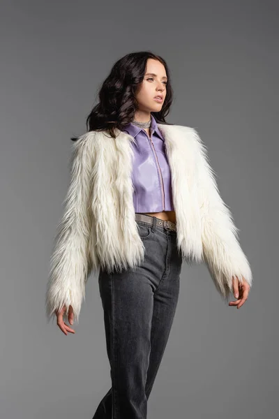 Elegante Brunette Jonge Vrouw Stijlvolle Witte Faux Fur Jas Poseren — Stockfoto