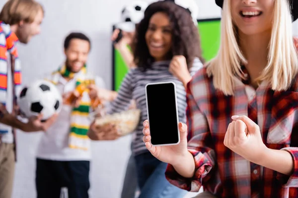 Mujer Sonriente Mostrando Gesto Victoria Mientras Sostiene Teléfono Inteligente Con — Foto de Stock