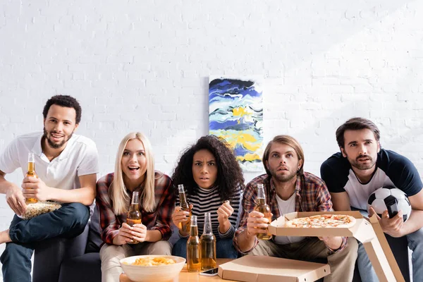 Amici Multietnici Preoccupati Guardando Competizione Calcio Con Birra Patatine Fritte — Foto Stock