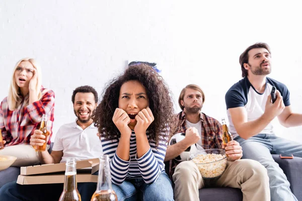 Preoccupati Amici Multiculturali Guardando Campionato Calcio Casa — Foto Stock