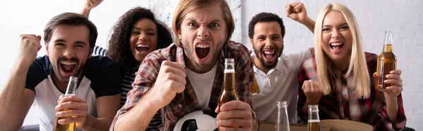 Aficionados Fútbol Emocionados Gritando Sosteniendo Cerveza Mientras Campeonato Casa Pancarta —  Fotos de Stock