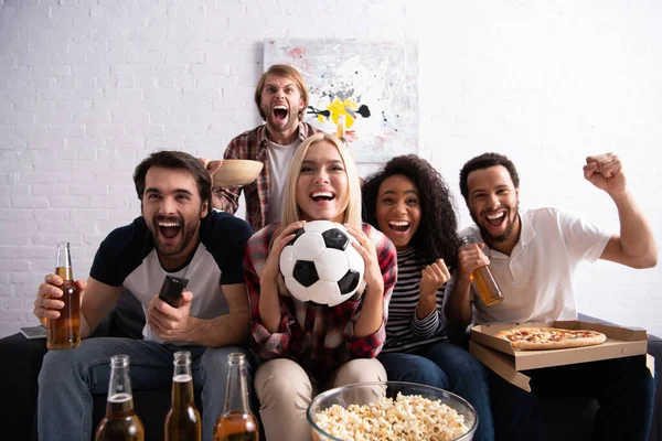 Mujer Alegre Sosteniendo Pelota Fútbol Mientras Competencia Fútbol Con Amigos — Foto de Stock