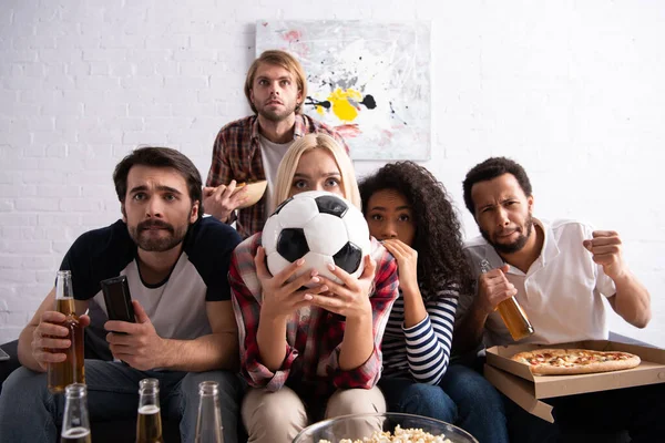 Donna Tesa Viso Oscuro Con Pallone Calcio Mentre Guarda Campionato — Foto Stock