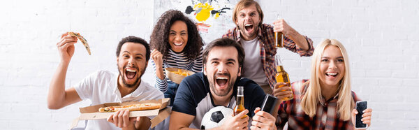 взволнованные мультикультурные друзья кричат во время просмотра футбольного чемпионата с пиццей и пивом, баннер