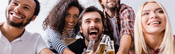 Heyecanlı Gülen Çok Kültürlü Arkadaşlar Evde Parti Veriyor Bira Şişelerini — Stok fotoğraf