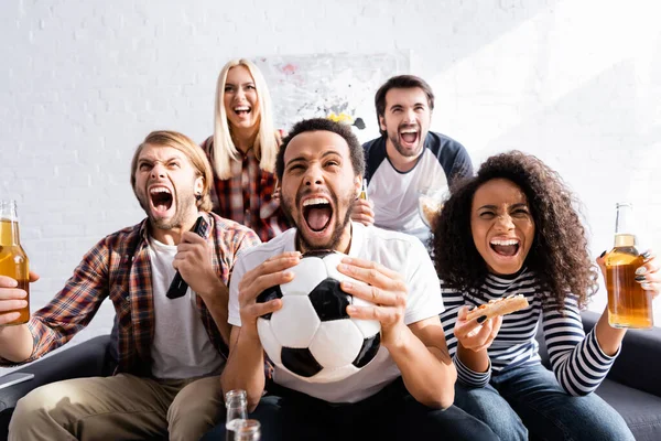 Animado Multiétnico Fãs Futebol Gritando Enquanto Assiste Campeonato Casa — Fotografia de Stock