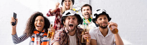 Aufgeregten Freunden Fußballfans Hüte Schreien Während Fußball Wettbewerb Banner — Stockfoto