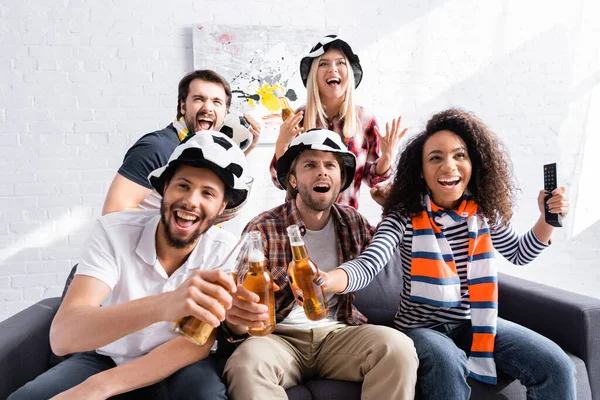 Amigos Multiétnicos Alegres Tintineo Botellas Cerveza Mientras Mira Campeonato Fútbol — Foto de Stock