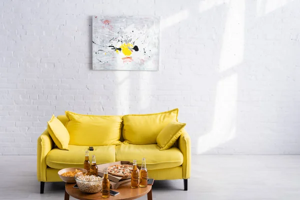 Spacious Living Room Yellow Sofa Picture White Wall Table Delicious — Stock Photo, Image