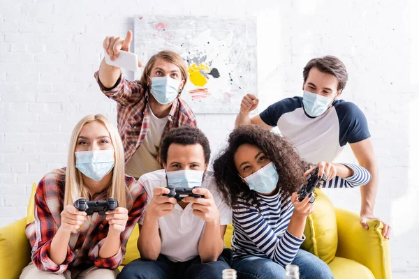 Kiew Ukraine Oktober 2020 Junge Männer Zeigen Mit Dem Finger — Stockfoto