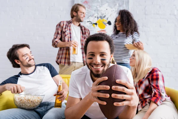 Sonriente Hombre Afroamericano Sosteniendo Pelota Rugby Cerca Alegres Amigos Multiculturales — Foto de Stock