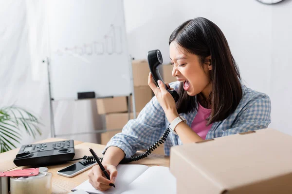 Sukarelawan Asia Yang Marah Berteriak Telepon Rumah Ketika Menulis Buku — Stok Foto