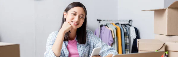 Smiling Asian Volunteer Pen Smartphone Looking Camera Carton Boxes Charity — Stock Photo, Image