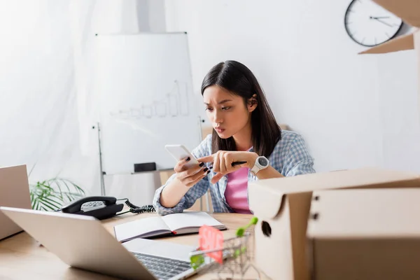 Pensiero Asiatico Volontario Guardando Smartphone Mentre Seduto Alla Scrivania Nel — Foto Stock