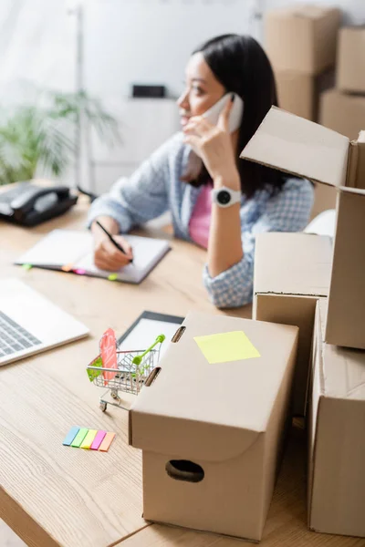 Kartonnen Dozen Buurt Van Zelfklevende Stickers Met Prijskaartje Winkelwagen Bureau — Stockfoto