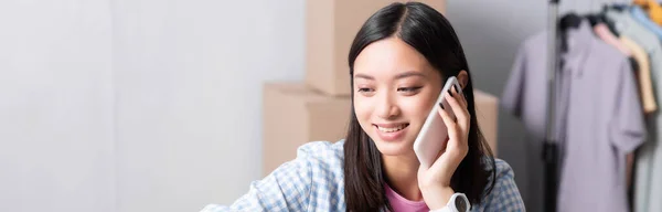 Lächelnder Asiatischer Freiwilliger Spricht Auf Smartphone Charity Center Auf Verschwommenem — Stockfoto