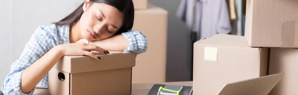 Cansado Asiático Voluntario Durmiendo Caja Cartón Mientras Está Sentado Escritorio — Foto de Stock