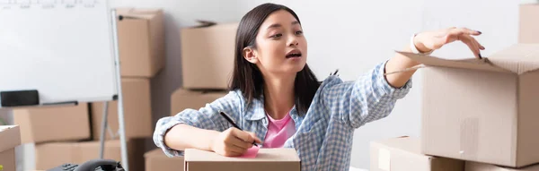 Asian Volunteer Pen Looking Touching Carton Box Charity Center Blurred — Stock Photo, Image