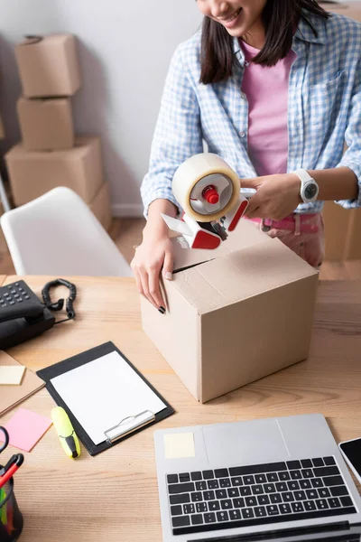 Vista Ritagliata Della Donna Con Distributore Scotch Scatola Cartone Chiusura — Foto Stock