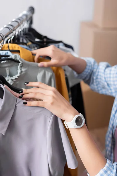 Vista Recortada Mujer Sosteniendo Ropa Estante Colgante Centro Caridad — Foto de Stock