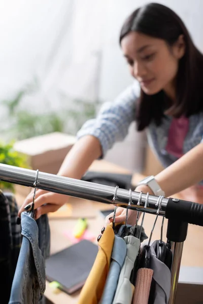 Kleding Opknoping Rek Buurt Van Aziatische Vrijwilliger Wazig Achtergrond — Stockfoto