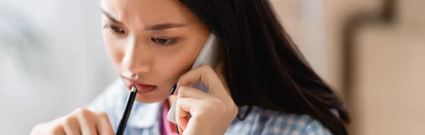 Düşünceli Asyalı Hayır Kurumu Müdürü Elinde Kalem Tutuyor Akıllı Telefon — Stok fotoğraf